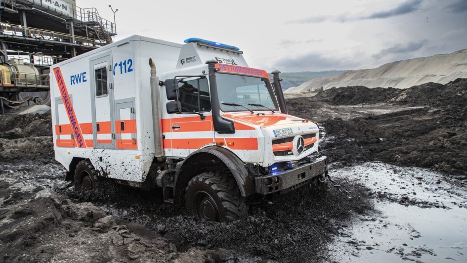 Auch Umbauten zum Rettungswagen lassen sich auf der besonders geländetauglichen Unimog-Basis realisieren