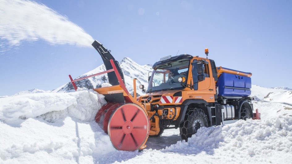 Mit Schneefräse macht der Unimog im Winter verschneite Straßen wieder frei