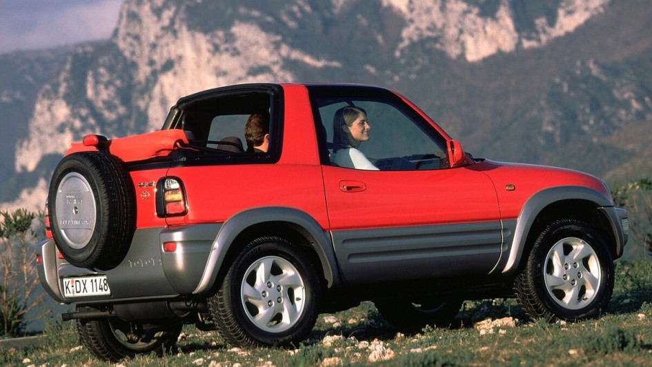 Die Japaner machen zum Start 1994 keinen Hehl daraus, dass dieses Auto kein Geländewagen, sondern ein Fun-Cruiser ist