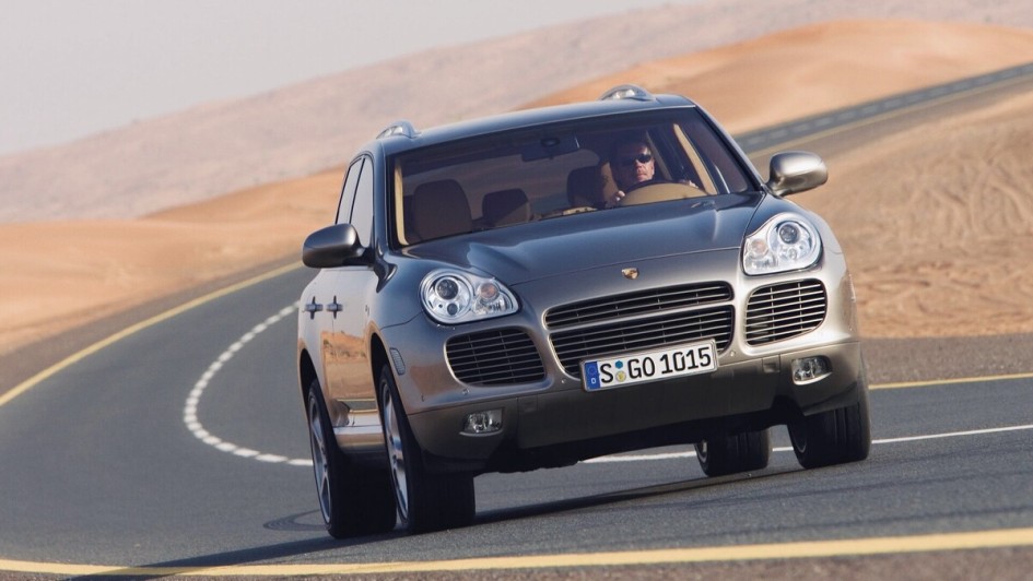 Ein aufgebockter Porsche: Der 2002 vorgestellte Cayenne sorgt mächtig für Irritationen