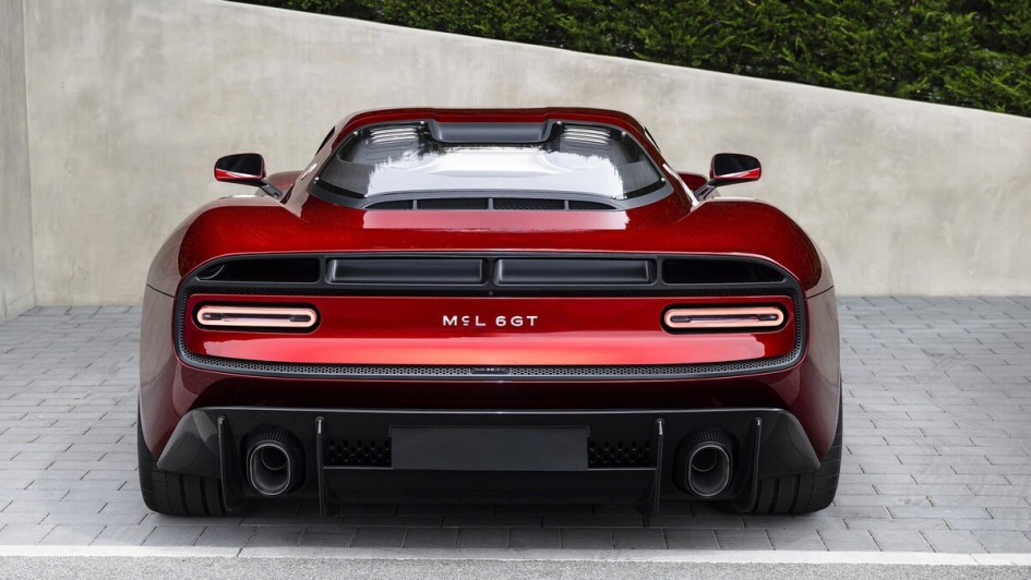 Im breiten Heck soll ein potenter V8 stecken