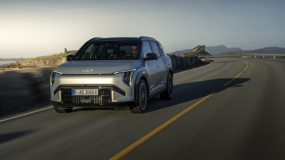 kia-ev3-gt-ivory_silver_matte-dynamic-high_res-9000x6000-025.jpg