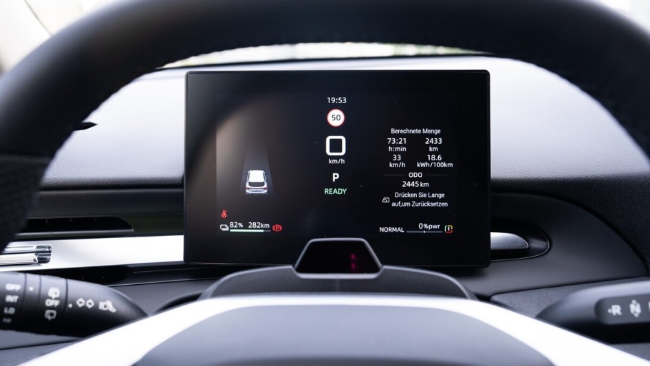 Etwas nüchtern gestaltet ist das kleine Display hinterm Lenkrad. Es zeigt in erster Linie fahrrelevante Informationen an