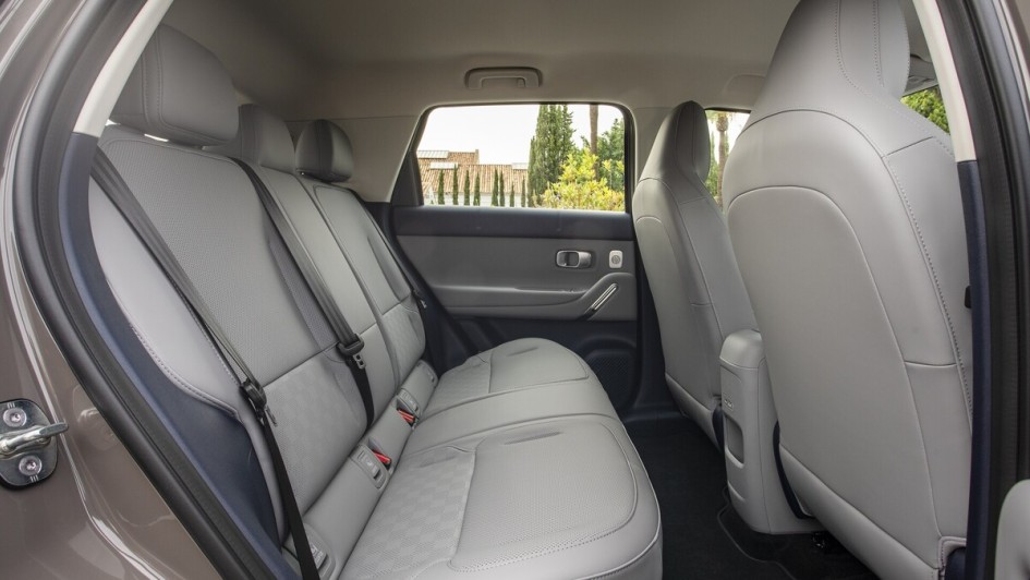 Im Fond bietet der B03X seinen Gästen ebenfalls gute Platzhverhältnisse.