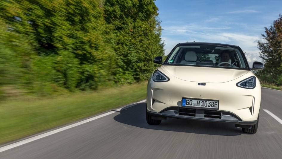 Für ein Elektroauto fährt der Geely eher zurückhaltend, obwohl die 116 PS in unserem Testwagen nur 1,44 Tonnen Leergewicht zu bewegen haben