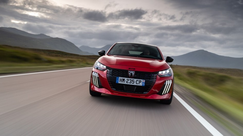 Der Peugeot ist kein Rückenschmeichler, lässt die Passagiere spüren, wenn’s holprig wird.