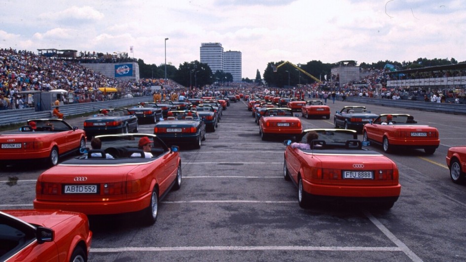 Das Publikum applaudierte – Zum zwölften Lauf der Deutschen Tourenwagen-Meisterschaft 1991 präsentierte Audi eine Parade seines neuen Cabrios