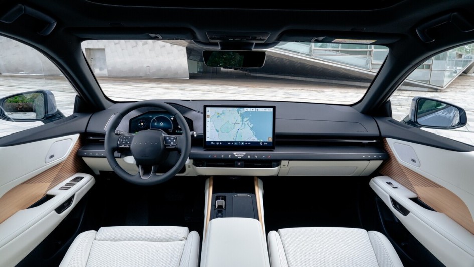 Das Cockpit dominiert der riesige, waagerecht ausgerichtete Bildschirm (14 Zoll)