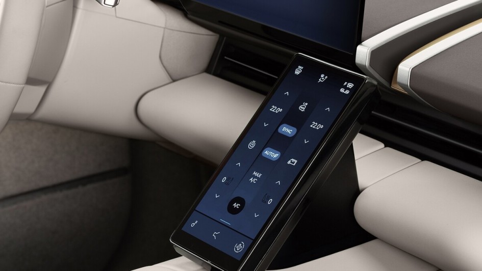 Das Cockpit prägt ein geschwungenes 24-Zoll-OLED-Display für Instrumente und Infotainment, ergänzt um zwei 7-Zoll-Touchscreens für Klimatisierung und Komfortfunktionen.