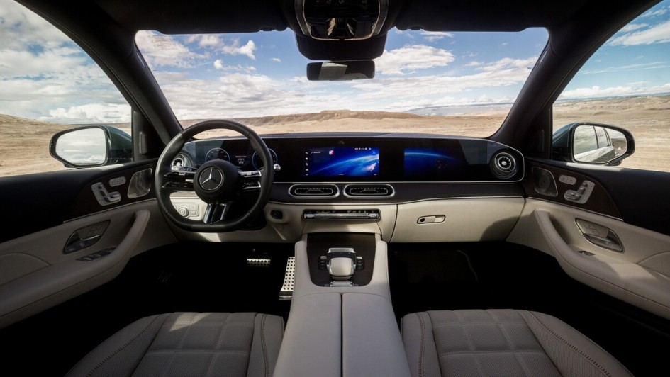Weil das Infotainment gegenüber jüngeren Mercedes-Modellen zuletzt etwas angestaubt wirkte, holt der GLE mit seinem zweiten Facelift auch innen auf.