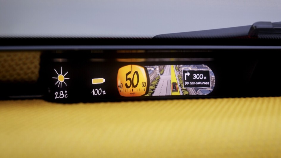 Klare Anzeige: Das Mini-Display mit Lupentacho, Ladestands- und Temperaturanzeige und Navi-Karte