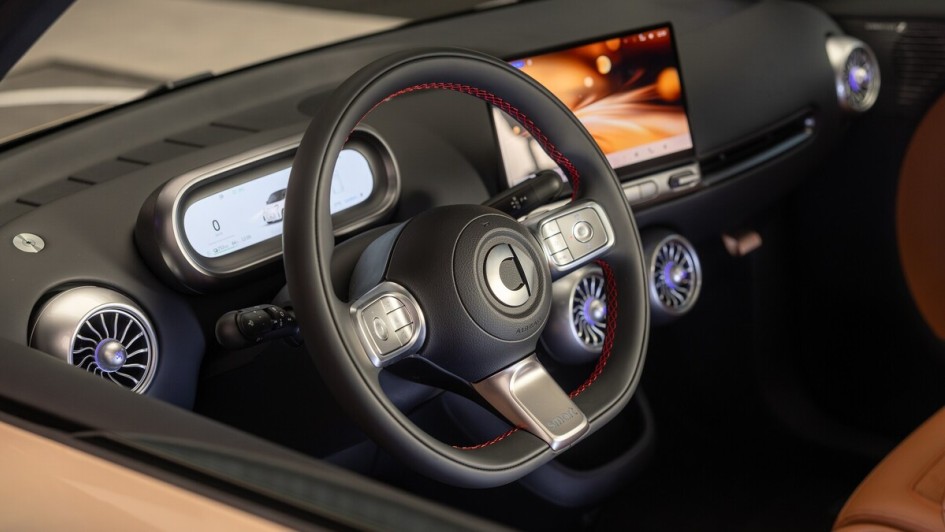 Das Cockpit des #2 setzt auf Display und einige wenige Knöpfe