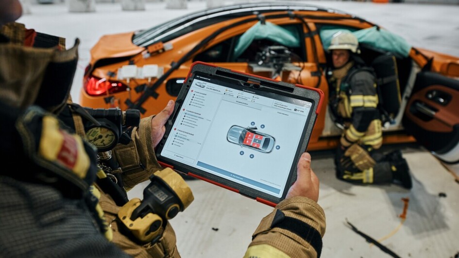 Klare Infos: Über die digitale, vernetzte Sicherheitskarte wird eine direkte Verbindung zwischen Unfallfahrzeug und Rettungskräften geschaffen