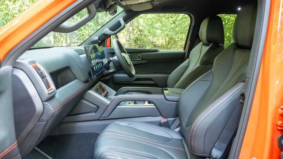 Das Cockpit ist ansehnlich gestaltet und solide verarbeitet