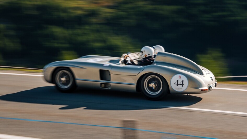 Zügig, aber ohne Hast für der 300 SLR über die Rennstrecke pilotiert