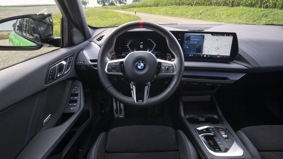 Foto vom Cockpit des BMW M135 xDrive mit Alcantara-Ausstattung.