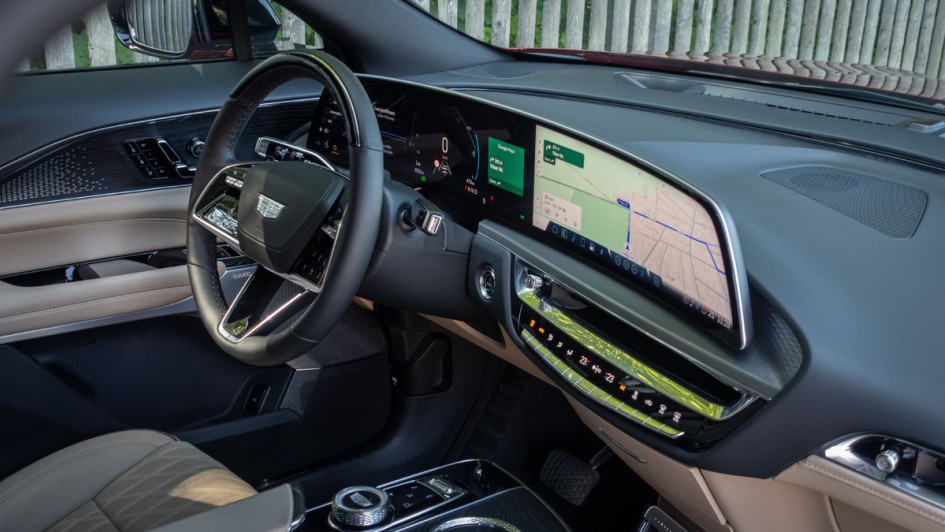 Cockpitfoto des Cadillac Lyriq, aufgenommen von der Beifahrerseite aus.
