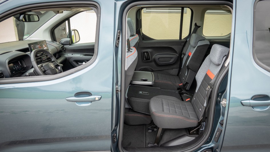 Schiebetür offen und Blick in den Fond des Citroen Berlingo HDi130 Max XTR