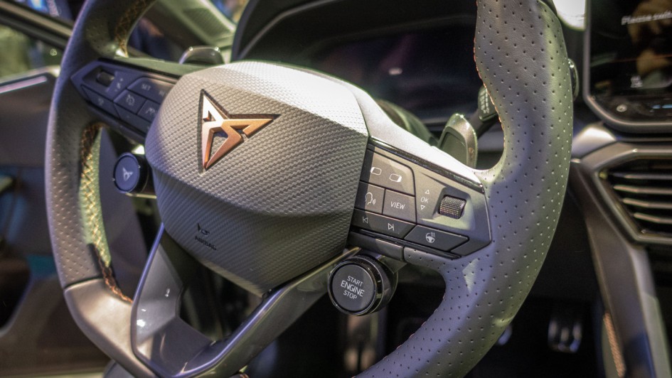 lenkrad des Cupra Leon statische Präsentation in Madrid im April 2024