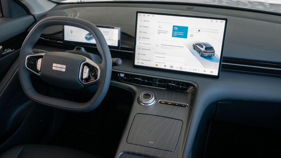Aufnahme vom Lenkrad und Kombiinstrument im Geely E5