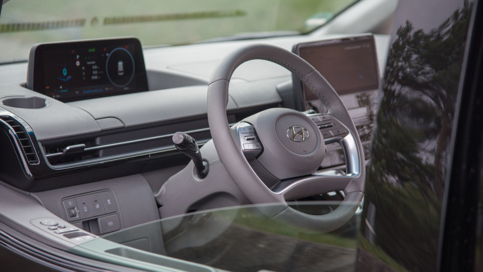 Hyundai Staria Signature AWD Foto von außen durchs Fahrerfenster auf Lenkrad, Kombiinstrument und Bedienelemente