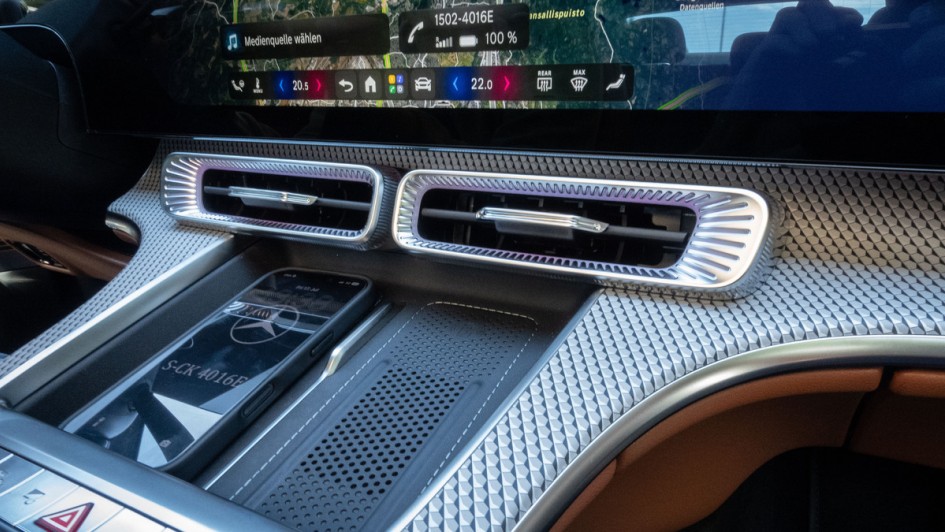 Mittlere Lüfterdüsen im Mercedes C 400 4Matic elektrisch im Detail fotografiert