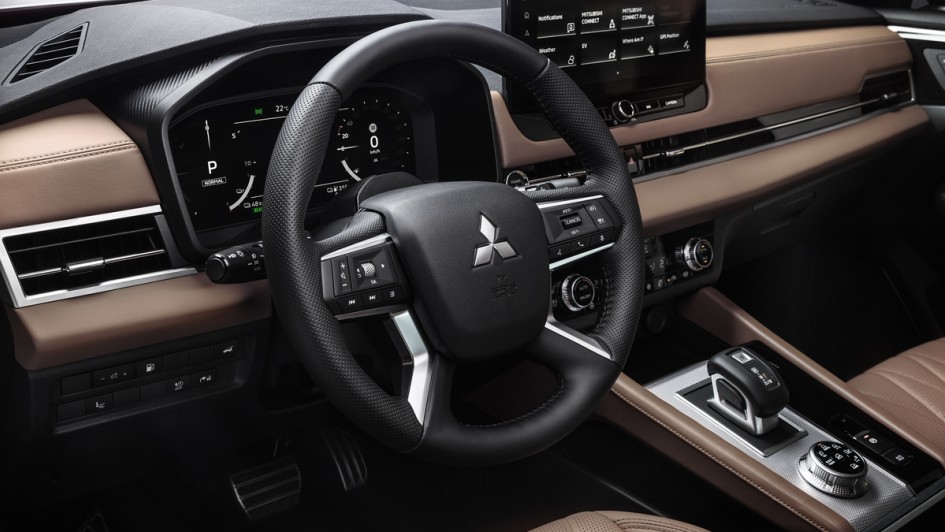 Cockipitaufnahme mit braunem Leder im Mitsubishi Outlander