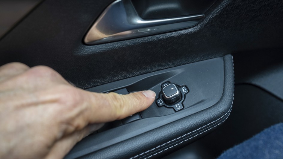 Spiegel- und Head-up-Display-Einstellung im Opel Astra