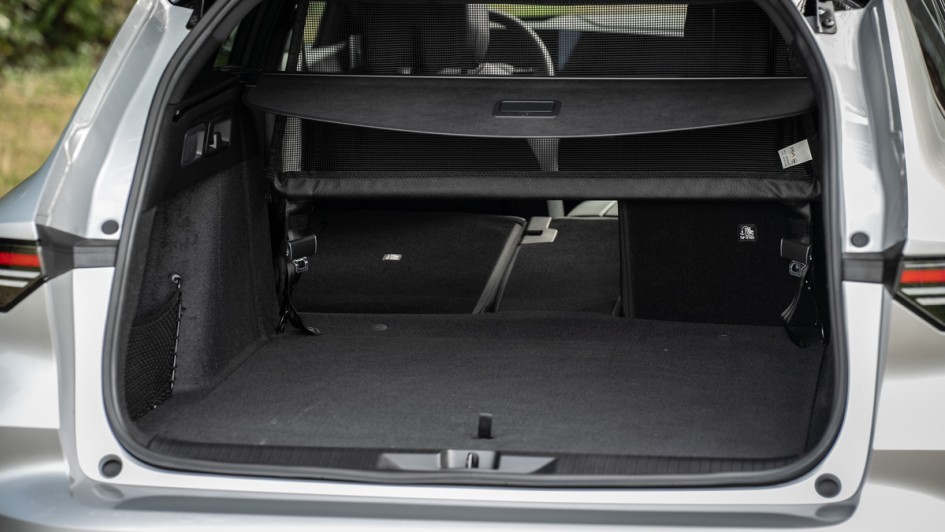 Opel Astra Sports Tourer mit 48-Volt-Hybrid mit umgeklappten Rücksitzlehnen