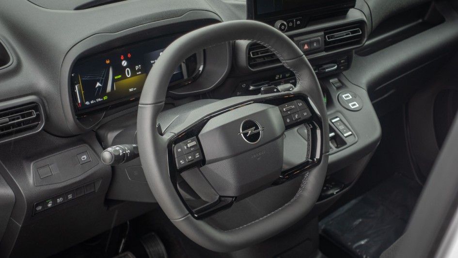 Opel Combo Electric (2024) Foto vom Cockpit durch die geöffnete Fahrertür