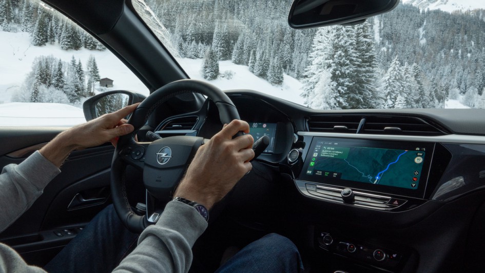 Opel Corsa Innenraum-Aufnahme fahrend mit Navigationsdisplay