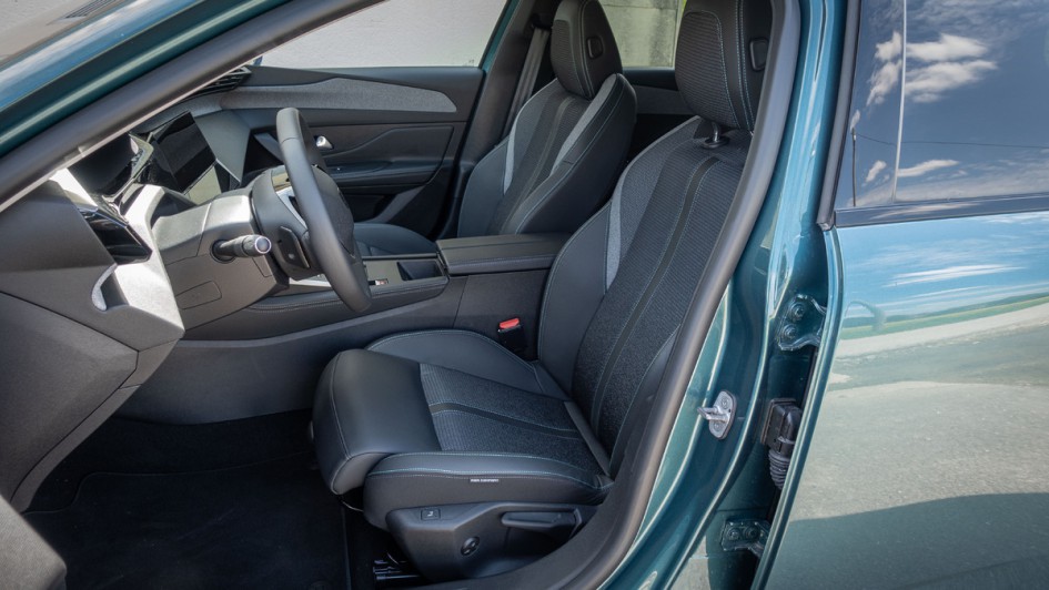 Peugeot 308 SW 1.5d AGR Fahrersitz komplett fotografiert