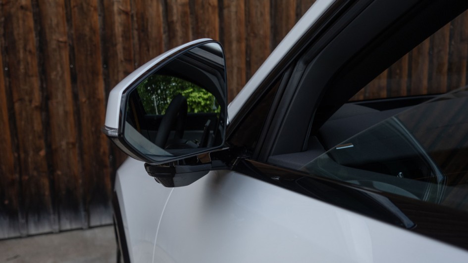 Detailfoto des linken Außenspiegels vom Polestar 3