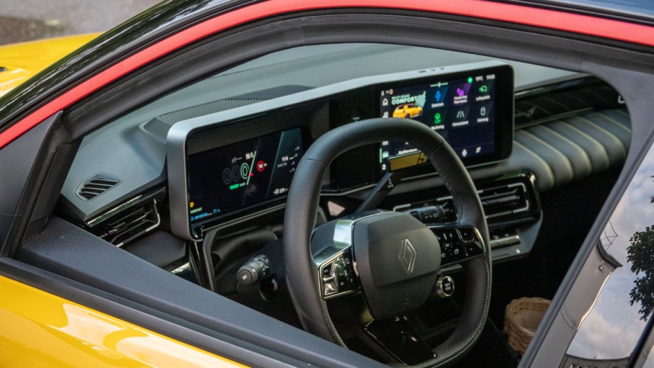 Foto vom Cockpit des R5 durch die geöffnete Scheibe der Fahrertür aufgenommen