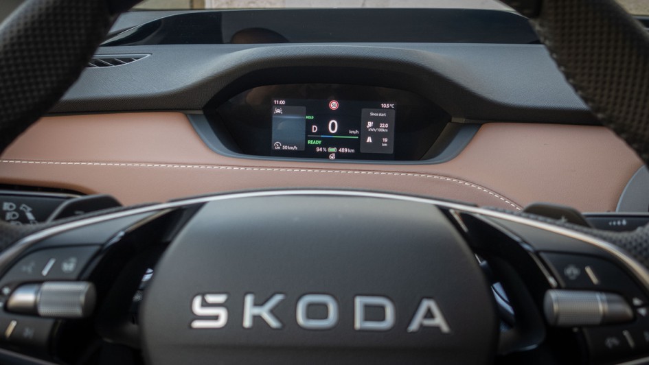 Digitaltacho im Skoda Enyaq mit Teil vom Lenkrad und Skoda-Schriftzug