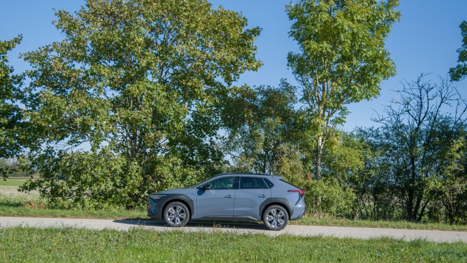Seitenansicht vor Bäumen des Subaru Solterra