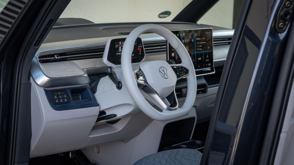 Cockpit-Foto von der Fahrertür aus in den VW ID.Buzz Pro langer Radstand