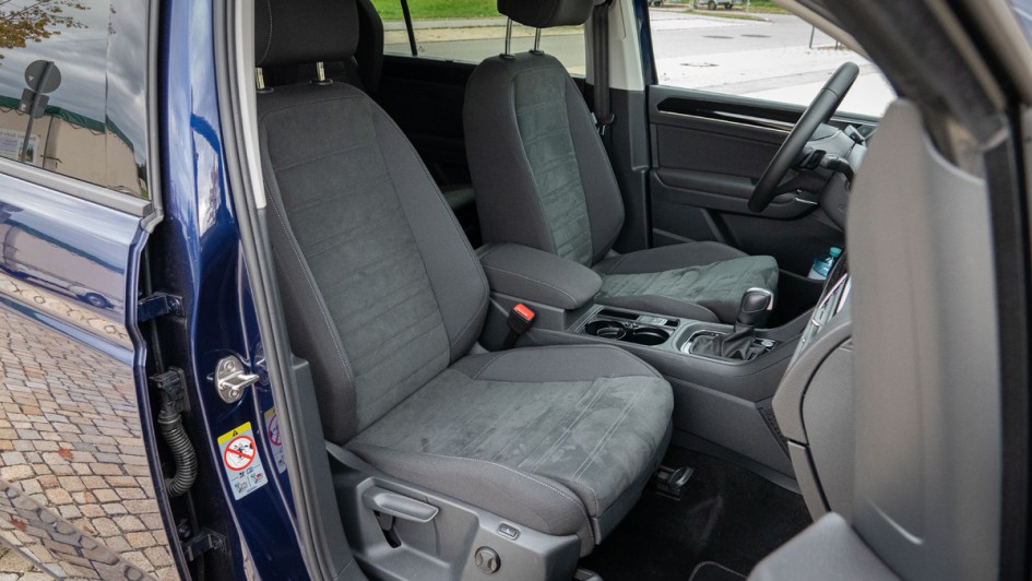 Die Vordersitze im VW Touran 2.0 TDI DSG Highline besitzen das AGR-Gütesiegel.