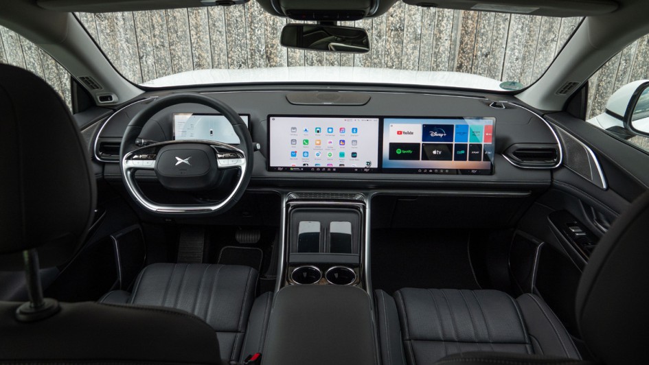 Xpeng G9 gesamtes Cockpit von der Rückbank fotografiert