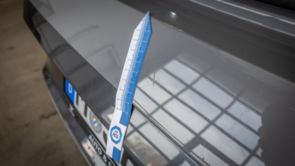 Kratzer auf Heckstoßfänger mit Maßband ins Verhältnis gesetzt