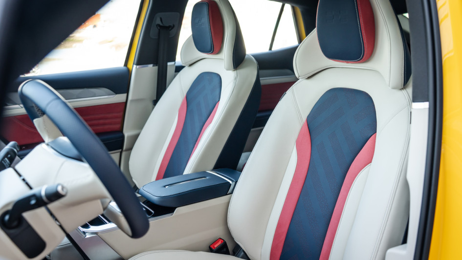 Aiways U6, Vordersitze, hell mit dunkelblauen und roten Elementen in der Sitzmittelbahn