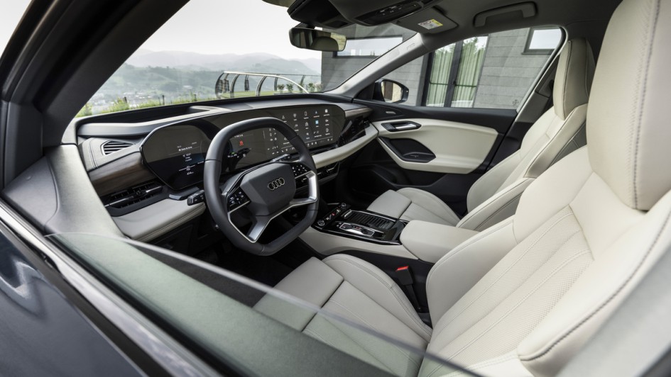 Audi Q6 e-tron Quattro Cockpitfoto durchs geöffnete Fahrerfenster