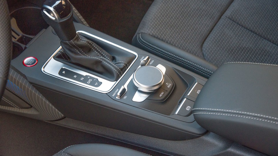 Audi SQ2 Schalthebel des Doppelkupplungsgetriebes in der Detailansicht samt Dreh-Drueck-Knauf