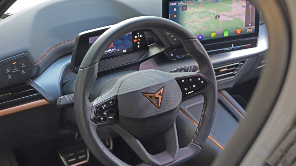 Interieur Foto Cupra Born mit Lenkrad und Cockpit