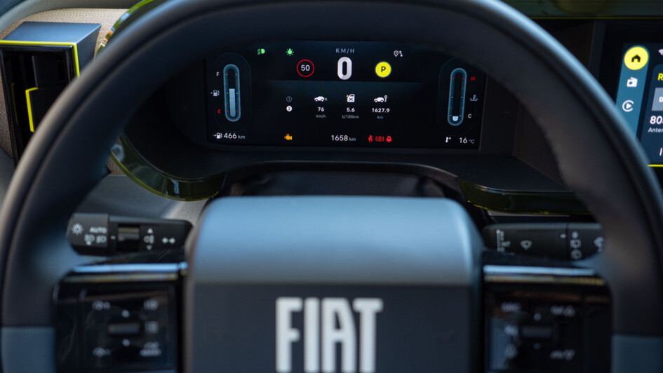 Detailaufnahme vom Kombiinstrument im Fiat Grande Panda