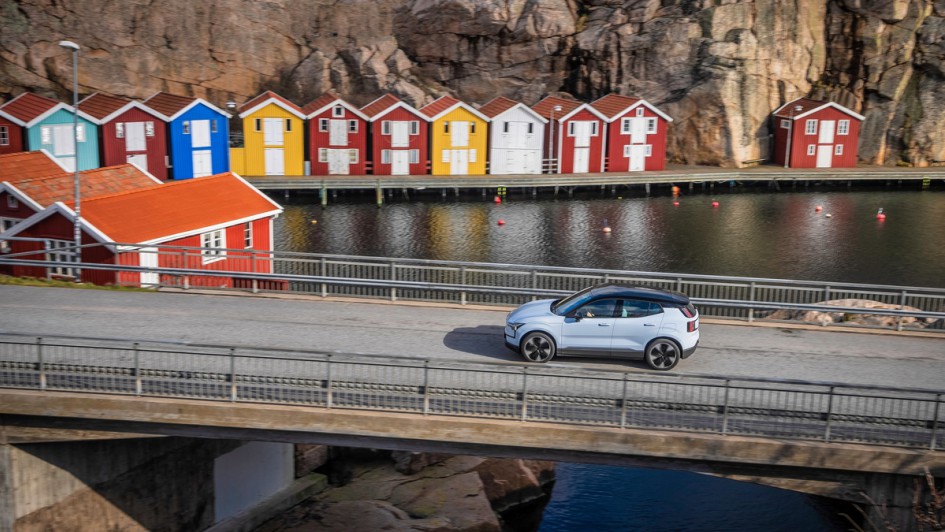 Volvo EX30  auf Brücke mit Schwedenhäusern im Hintergrund