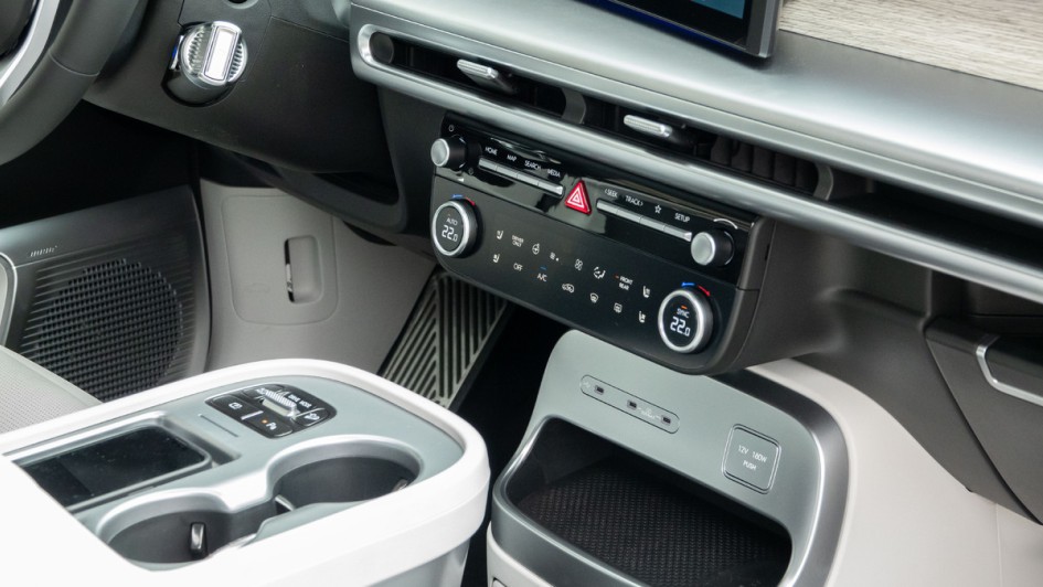 Mittelkonsole und Klimabedieneinheit im Hyundai Ioniq 9 mit vielen, gut bedienbaren Tasten