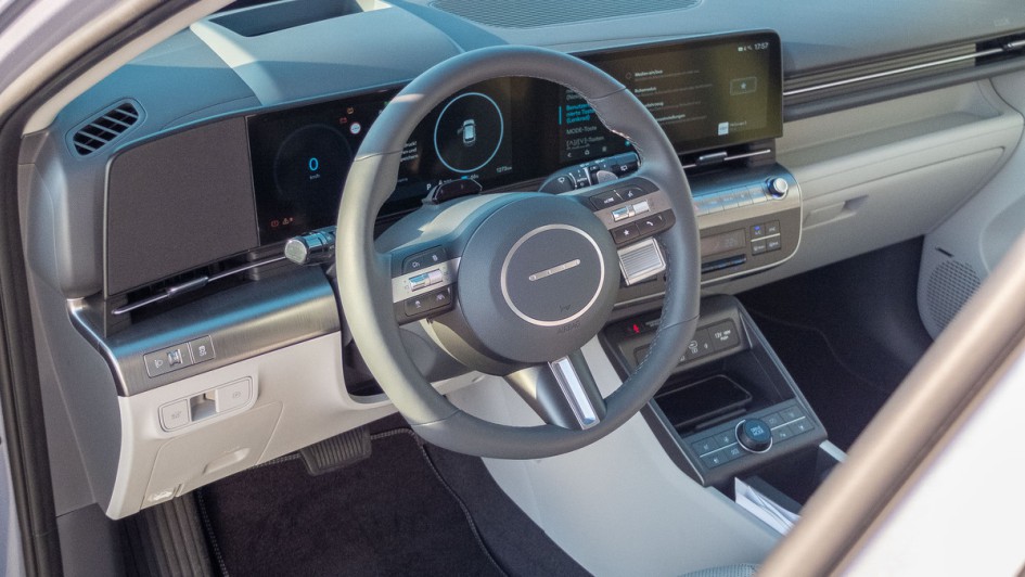 Cockpitaufnahme durch die geöffnete Fahrertür