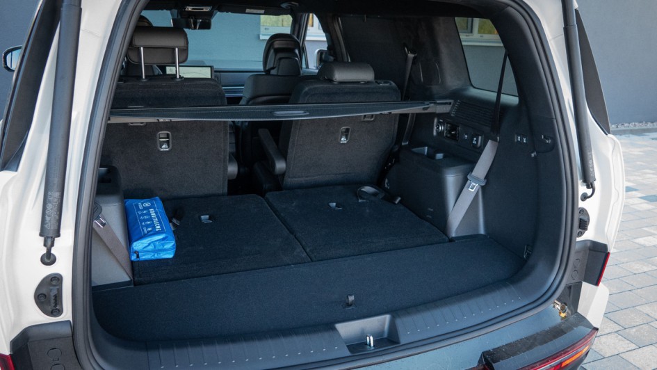 Kofferraumfoto vom geöffneten Gepäckabteil des Hyundai Santa Fe (2024)