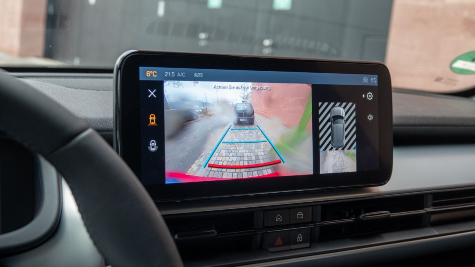 Foto des Touchscreens mit der Ansicht der Rückfahrkamera